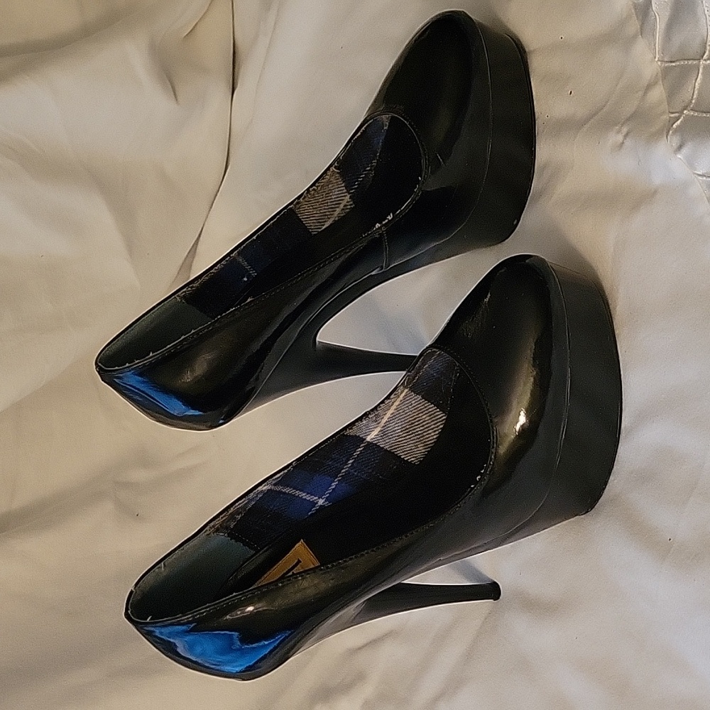 FRH brand heels. Worn twice 6" Pleather Heels. With 1.5 " platform sole.Sandal!